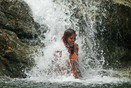 Elianne in een waterval bij de rivier de Toa (omgeving Baracoa)